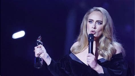 A­d­e­l­e­:­ ­S­a­h­n­e­d­e­k­i­ ­s­a­n­a­t­ç­ı­l­a­r­a­ ­b­i­r­ ­ş­e­y­ ­f­ı­r­l­a­t­m­a­y­ı­ ­b­ı­r­a­k­ı­n­